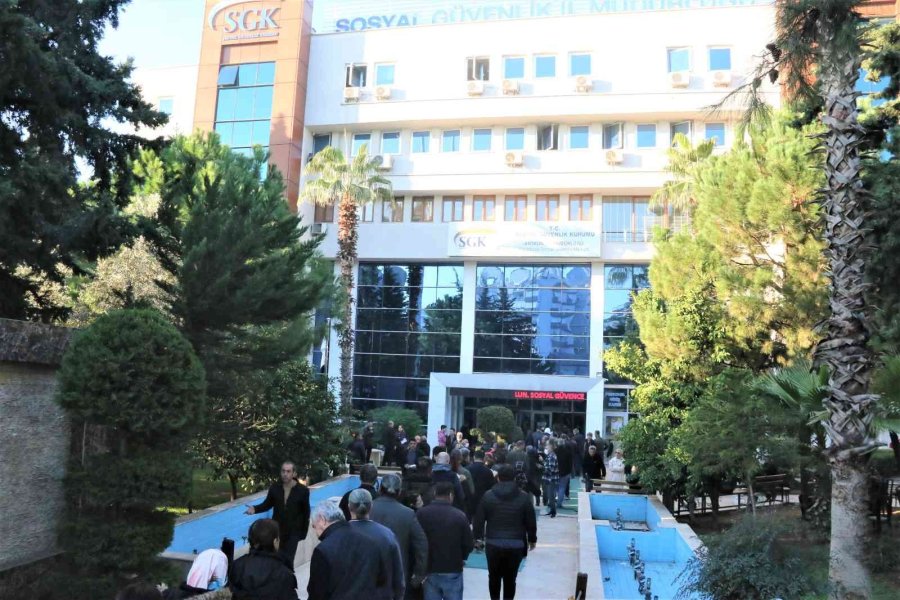 Cumhurbaşkanı Erdoğan’ın Müjdesinin Ardından Vatandaşlar Gözlerini Sgk Önünde Açtı