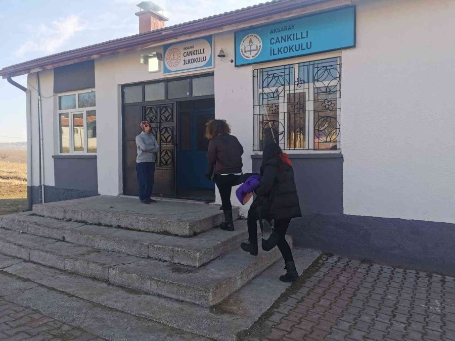 Üniversiteli Öğrenciler Minik Öğrencileri Kendi Elleriyle Giydirdi