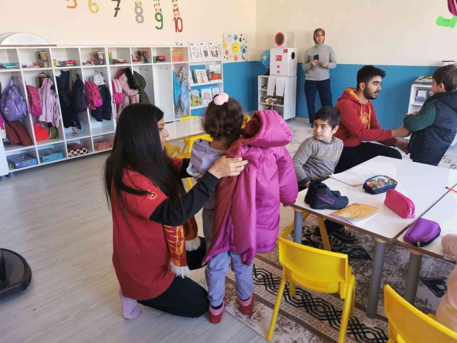 Üniversiteli Öğrenciler Minik Öğrencileri Kendi Elleriyle Giydirdi
