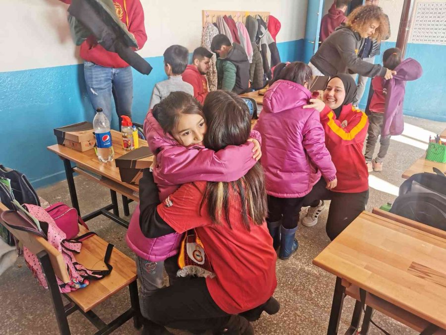 Üniversiteli Öğrenciler Minik Öğrencileri Kendi Elleriyle Giydirdi