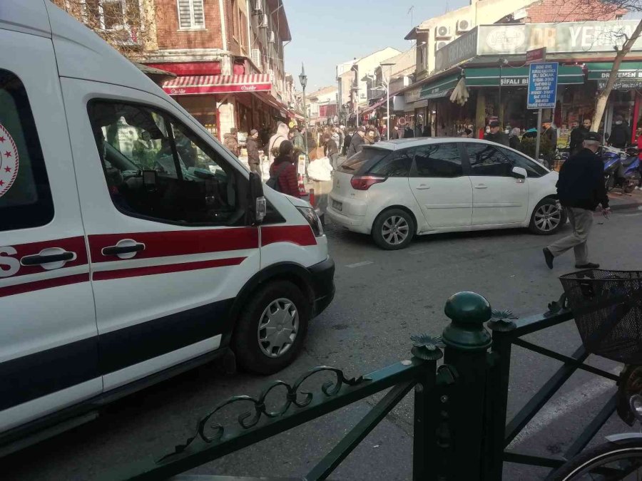 Duyarsız Sürücü Ambulansın Yolunu Kapattı