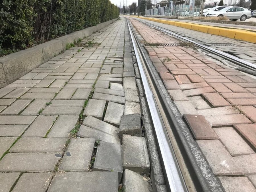 Bu Güzergâhta Bulunan Tramvay Yolunda Neredeyse Düzgün Taş Yok