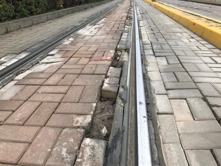 Bu Güzergâhta Bulunan Tramvay Yolunda Neredeyse Düzgün Taş Yok
