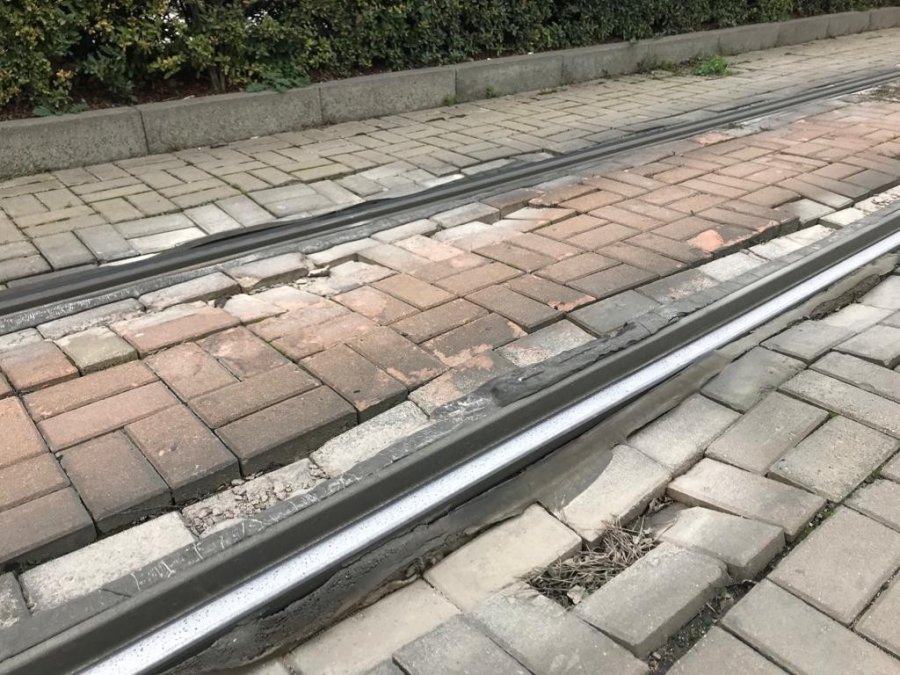 Bu Güzergâhta Bulunan Tramvay Yolunda Neredeyse Düzgün Taş Yok