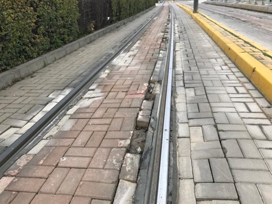 Bu Güzergâhta Bulunan Tramvay Yolunda Neredeyse Düzgün Taş Yok