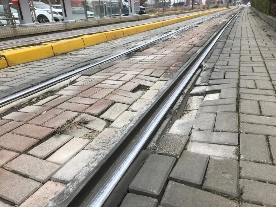 Bu Güzergâhta Bulunan Tramvay Yolunda Neredeyse Düzgün Taş Yok