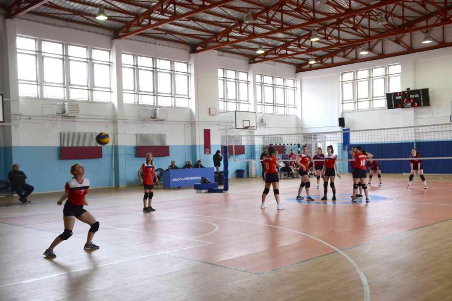 Voleybol Turnuvasında Yarı Finalistler Belli Oldu
