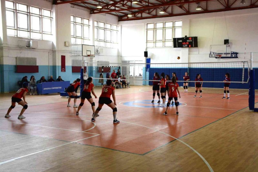 Voleybol Turnuvasında Yarı Finalistler Belli Oldu
