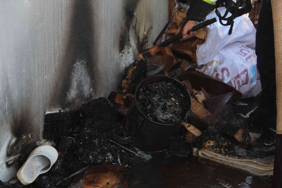 Yangına Uykuda Yakalandı, Balkonda İtfaiyeyi Görünce Şaşkına Döndü