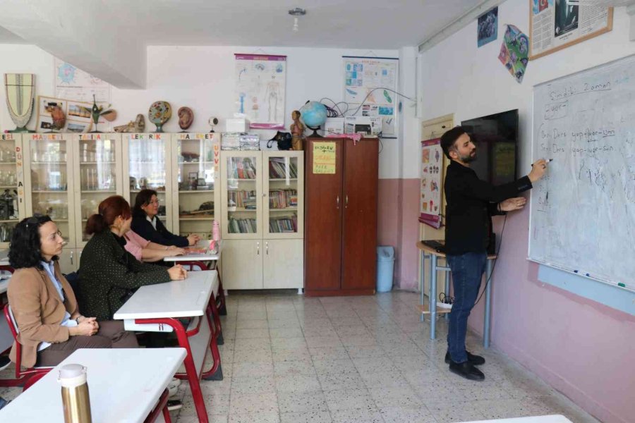 Alanya’nın Tek Köy Yaşam Merkezinde Öğrenci Ve Veliler Birlikte Eğitim Alıyor