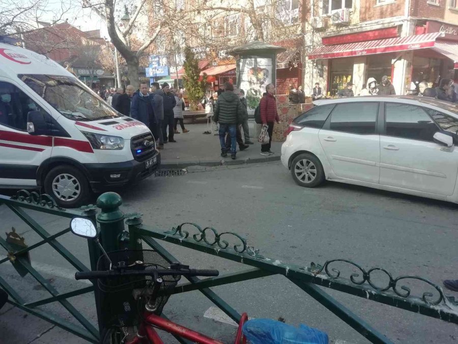 Duyarsız Sürücü Ambulansın Yolunu Kapattı