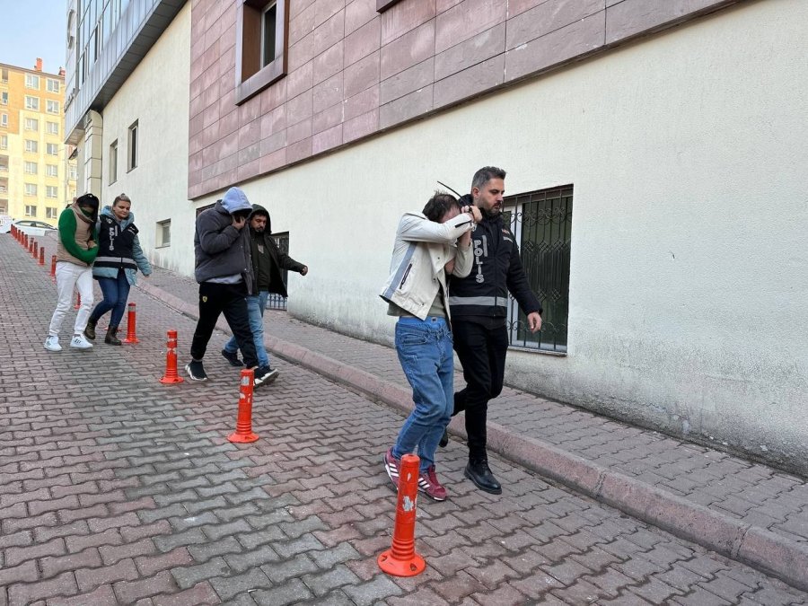 Sahte Parayla Akaryakıt İstasyonundan Alışveriş Yaptılar, Yakayı Ele Verdiler
