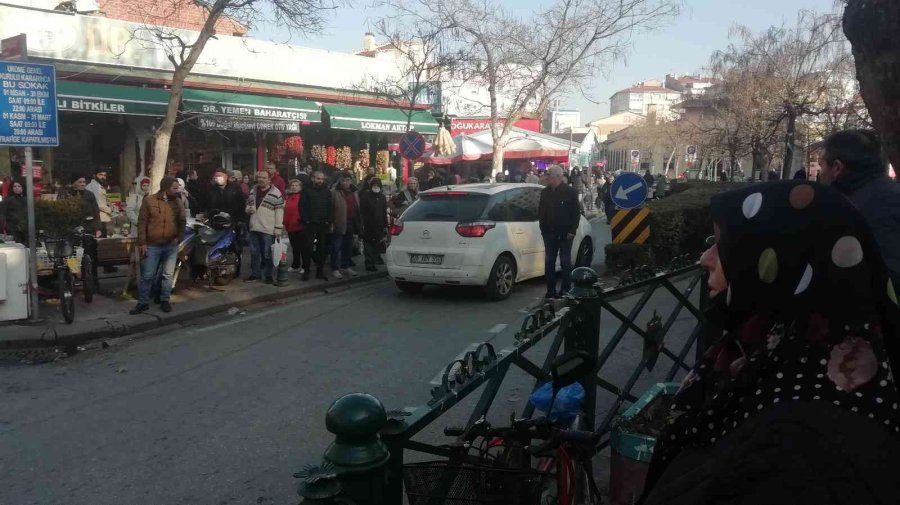 Duyarsız Sürücü Ambulansın Yolunu Kapattı