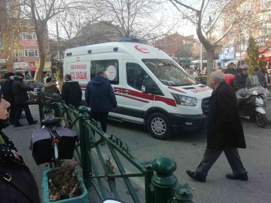 Duyarsız Sürücü Ambulansın Yolunu Kapattı