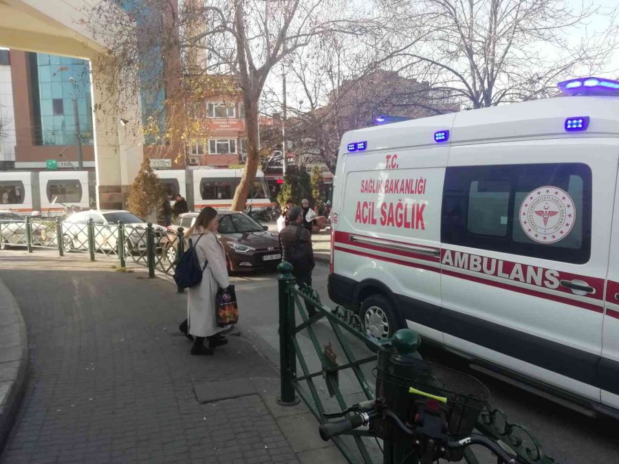Duyarsız Sürücü Ambulansın Yolunu Kapattı