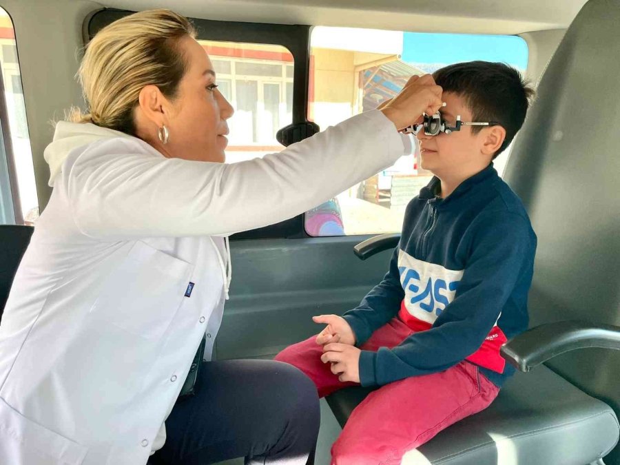 Doktor Milletvekili Söz Verdiği Köyde Göz Muayenesi Yaptı