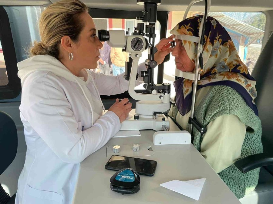 Doktor Milletvekili Söz Verdiği Köyde Göz Muayenesi Yaptı