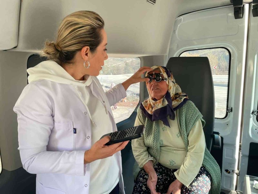 Doktor Milletvekili Söz Verdiği Köyde Göz Muayenesi Yaptı