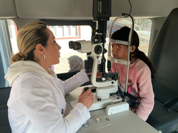 Doktor Milletvekili Söz Verdiği Köyde Göz Muayenesi Yaptı