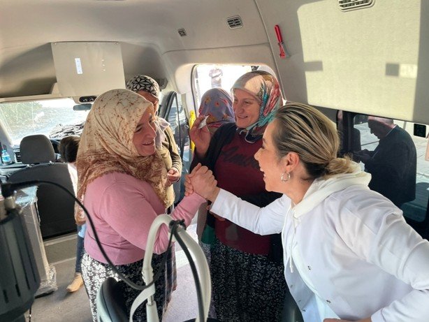 Doktor Milletvekili Söz Verdiği Köyde Göz Muayenesi Yaptı