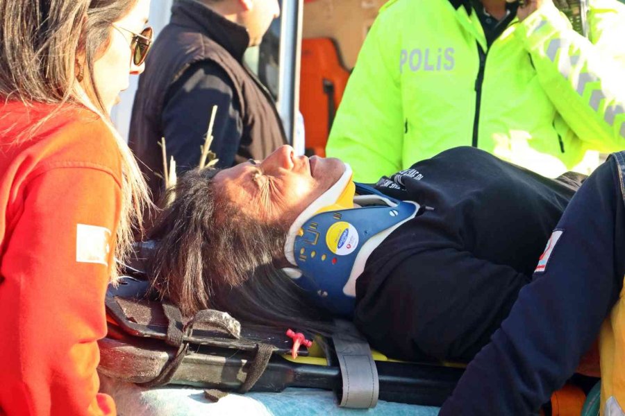 Hurdaya Dönüp 3 Yaralının Çıktığı Otomobilden Sıyrık Dahi Almadan Kurtuldu