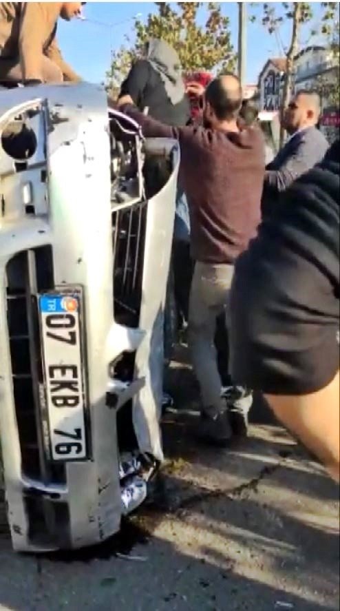 Hurdaya Dönüp 3 Yaralının Çıktığı Otomobilden Sıyrık Dahi Almadan Kurtuldu