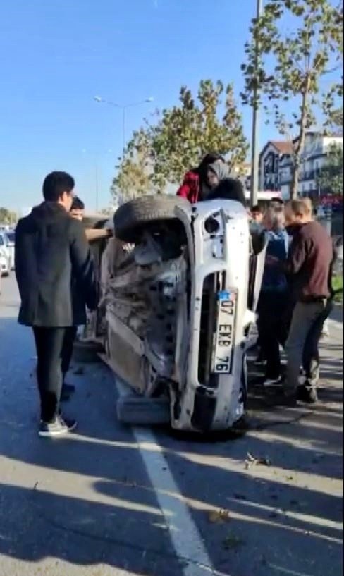 Hurdaya Dönüp 3 Yaralının Çıktığı Otomobilden Sıyrık Dahi Almadan Kurtuldu