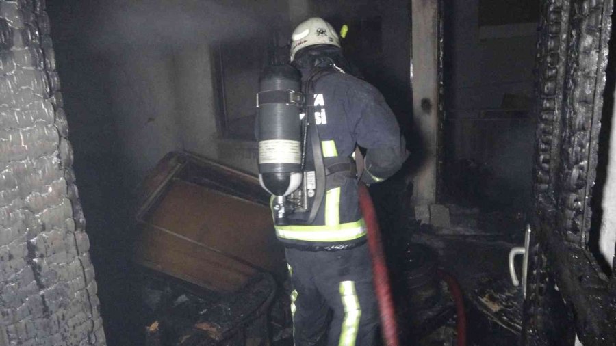 Evin 3’üncü Katı Alev Topuna Döndü, Mahalleli Sokağa Döküldü