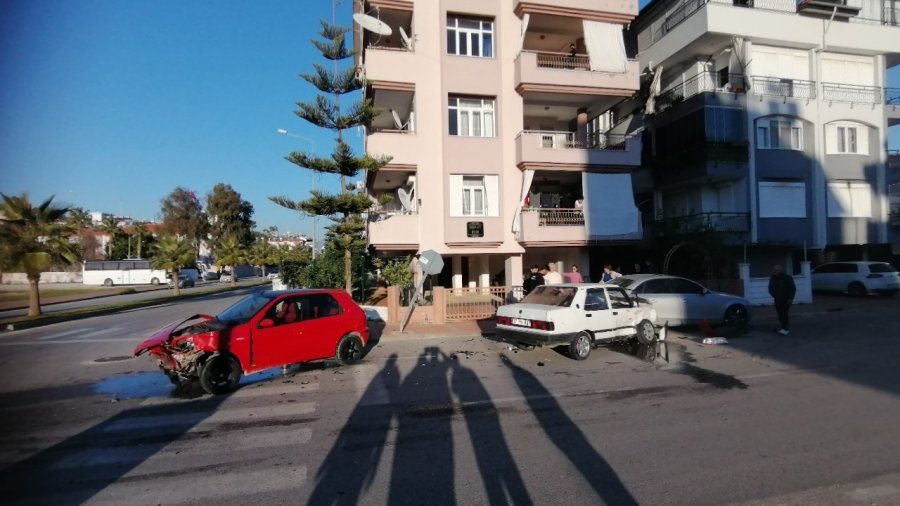 ’dur’ Levhasına Uymayan Otomobil Ortalığı Savaş Alanına Çevirdi:1 Yaralı