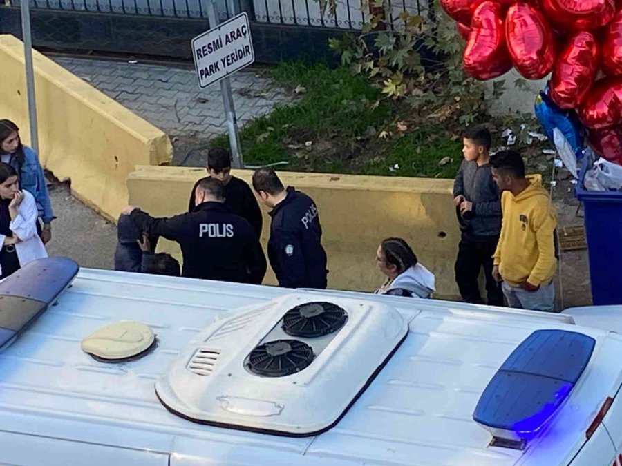 Arkadaşları Tarafından Darp Edilen Mendilci Çocuğun Yardımına Vatandaşlar Koştu