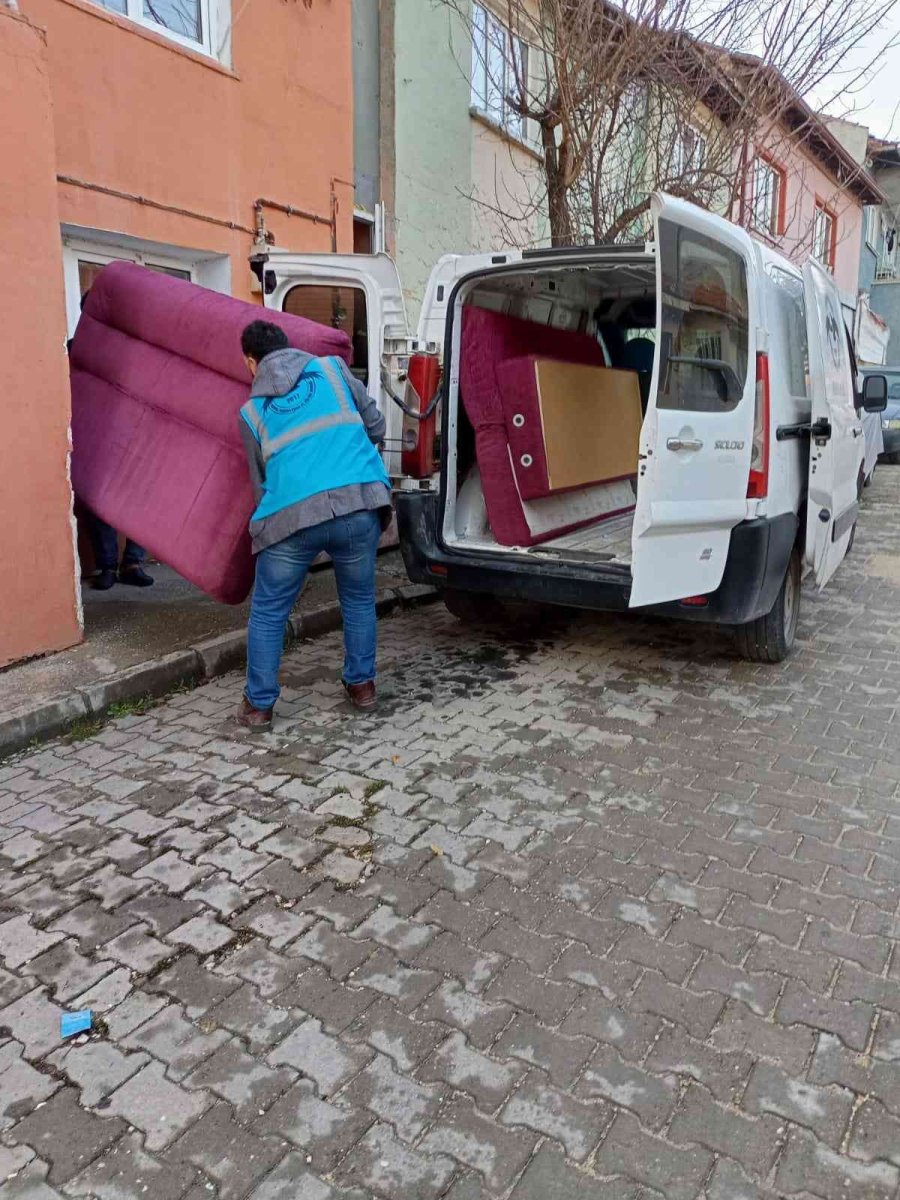 Gönüllü Havacılardan Ailelere Koltuk Takımı Yardımı