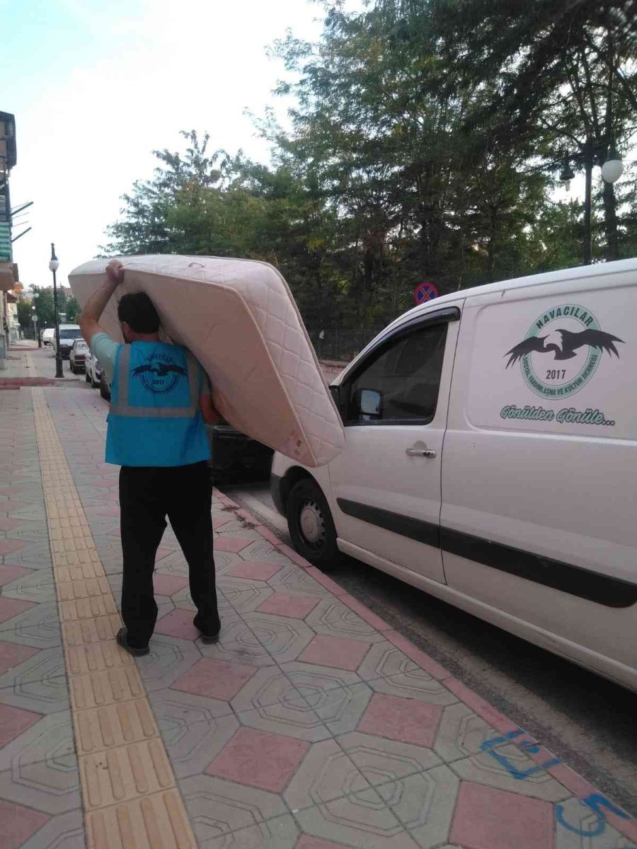 Gönüllü Havacılardan Ailelere Koltuk Takımı Yardımı