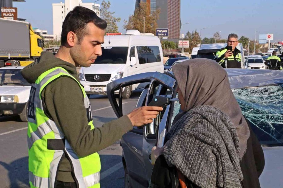 Hurdaya Dönüp 3 Yaralının Çıktığı Otomobilden Sıyrık Dahi Almadan Kurtuldu