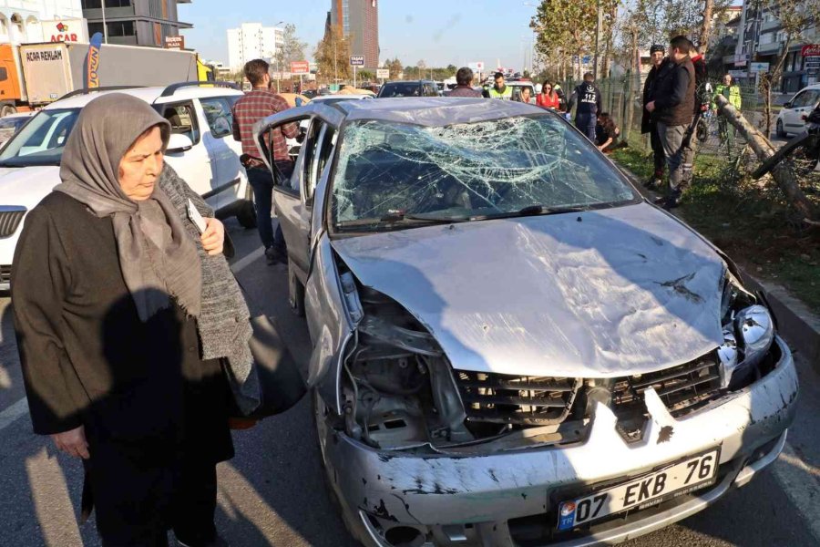 Hurdaya Dönüp 3 Yaralının Çıktığı Otomobilden Sıyrık Dahi Almadan Kurtuldu