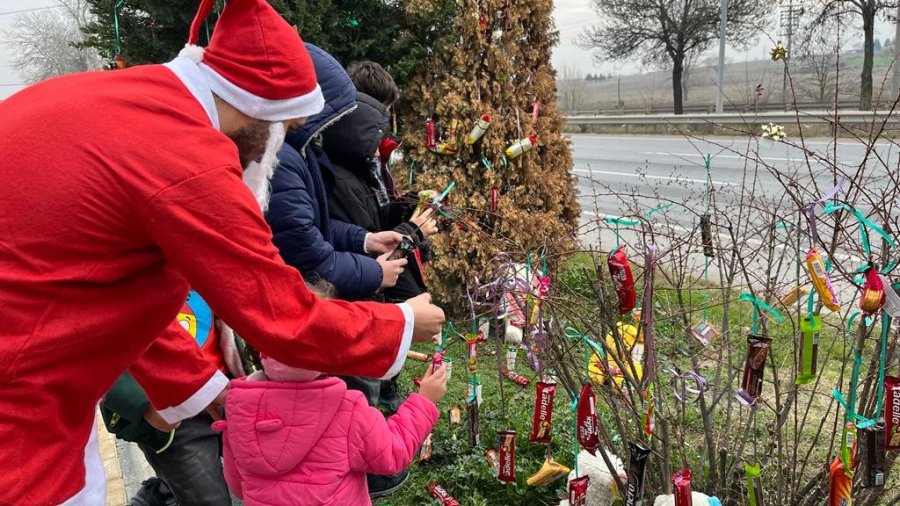 Petrol İstasyonunda Çocuklara Yılbaşı Sürprizi