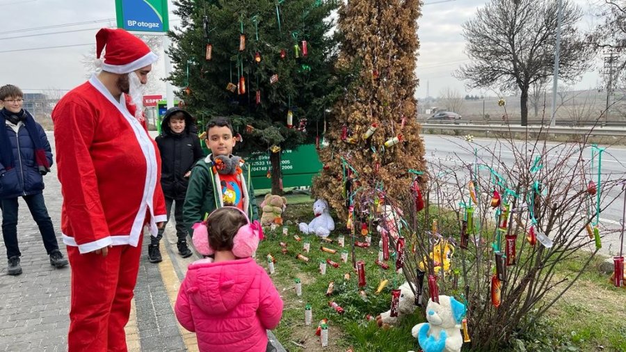 Petrol İstasyonunda Çocuklara Yılbaşı Sürprizi