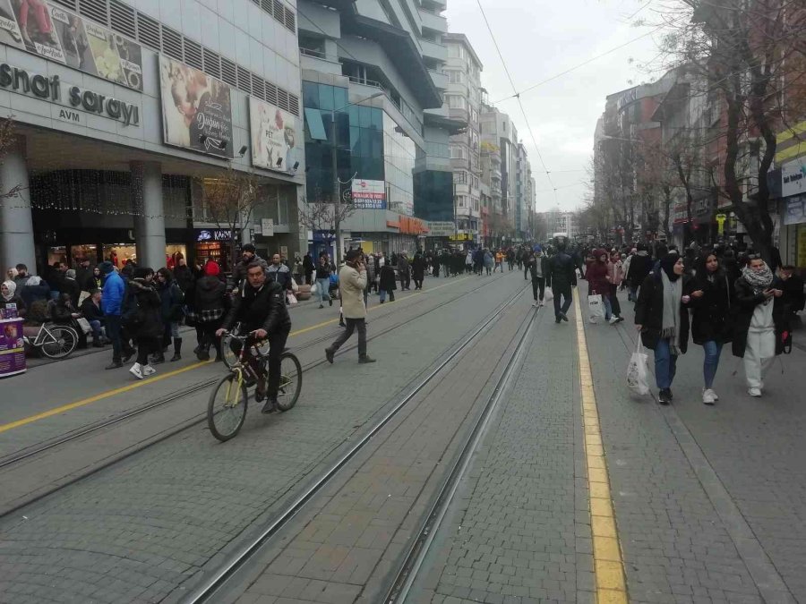 Çarşıda Yılbaşı Kalabalığı