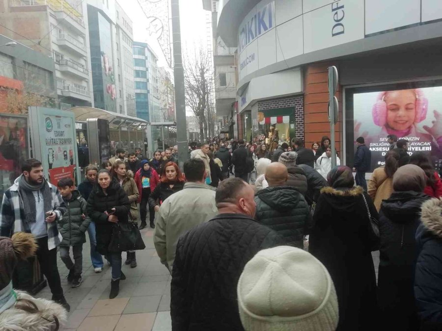 Çarşıda Yılbaşı Kalabalığı