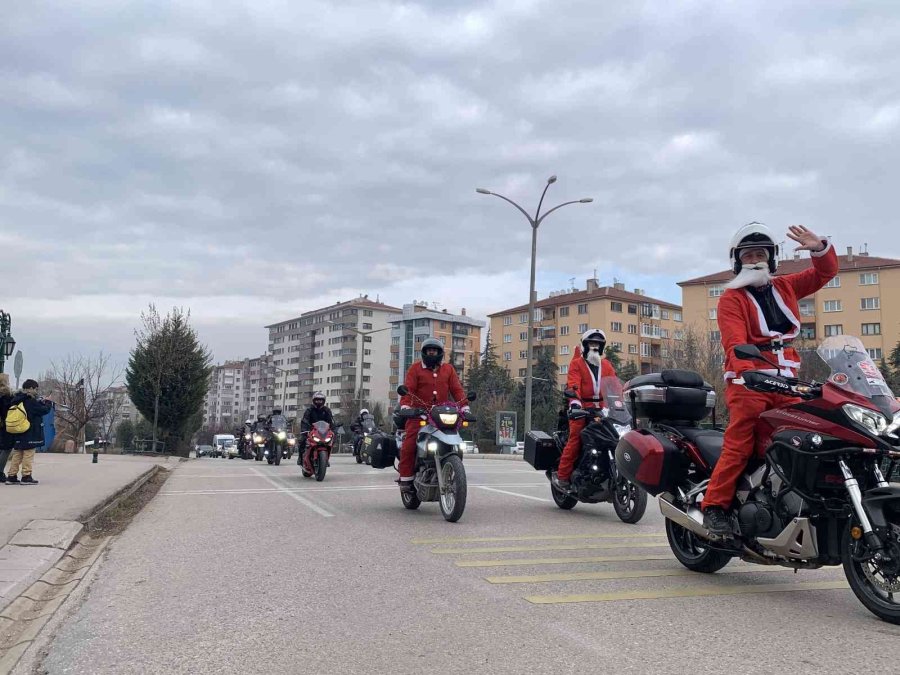 Yılın Son Gününü Tedavi Gören Çocuklarla Geçirdiler