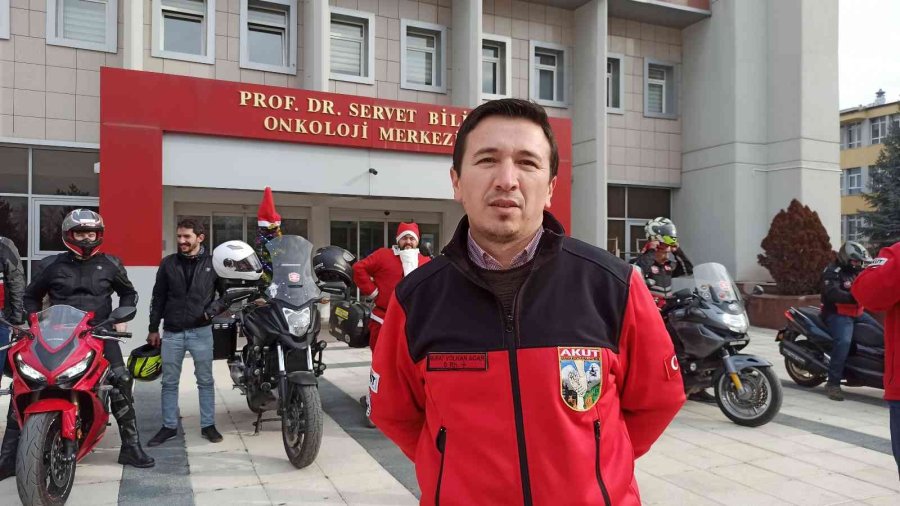 Yılın Son Gününü Tedavi Gören Çocuklarla Geçirdiler