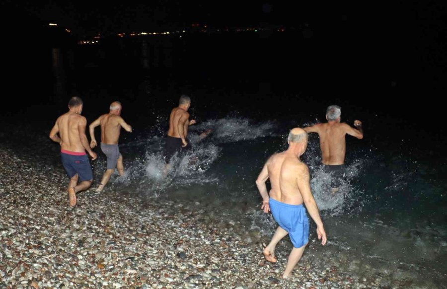 Antalya’da 2023’ü Denize Girerek Karşıladılar