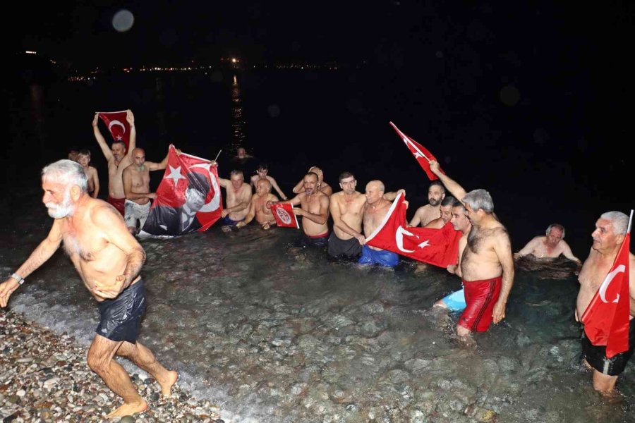 Antalya’da 2023’ü Denize Girerek Karşıladılar