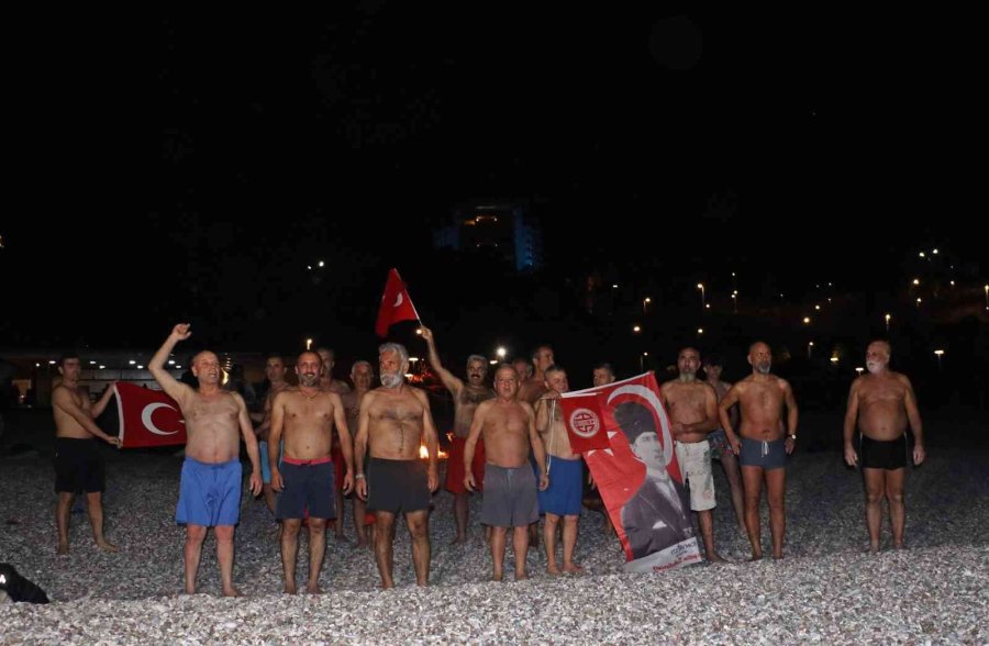 Antalya’da 2023’ü Denize Girerek Karşıladılar