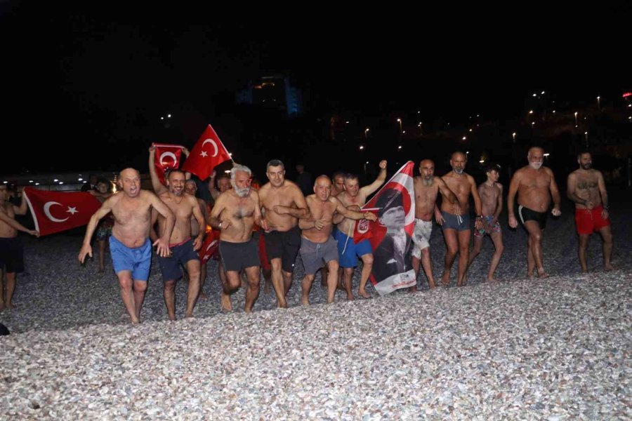 Antalya’da 2023’ü Denize Girerek Karşıladılar