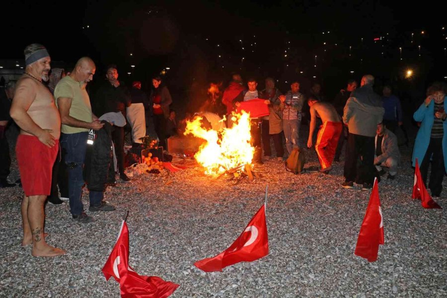 Antalya’da 2023’ü Denize Girerek Karşıladılar