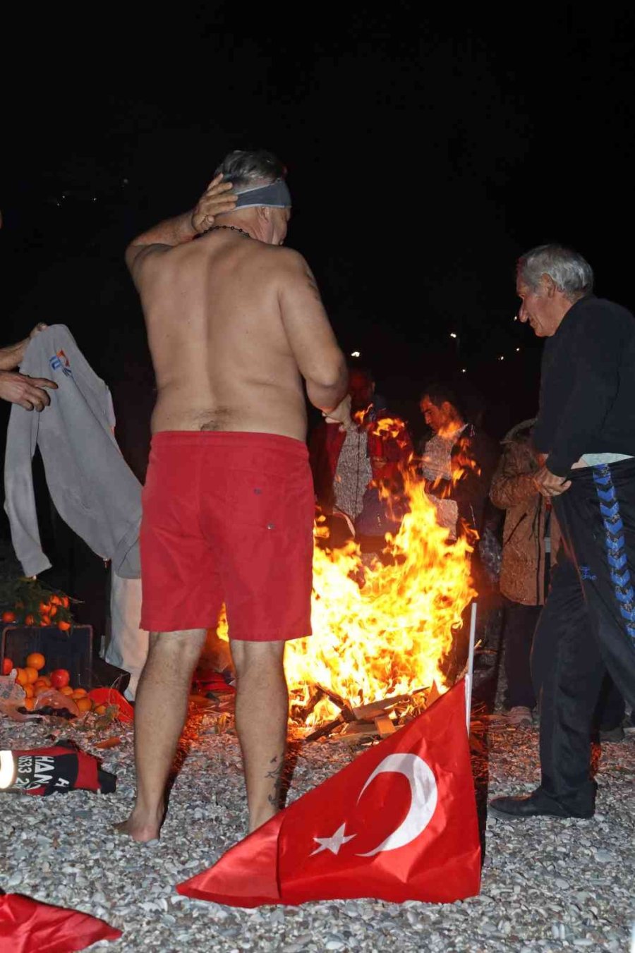 Antalya’da 2023’ü Denize Girerek Karşıladılar