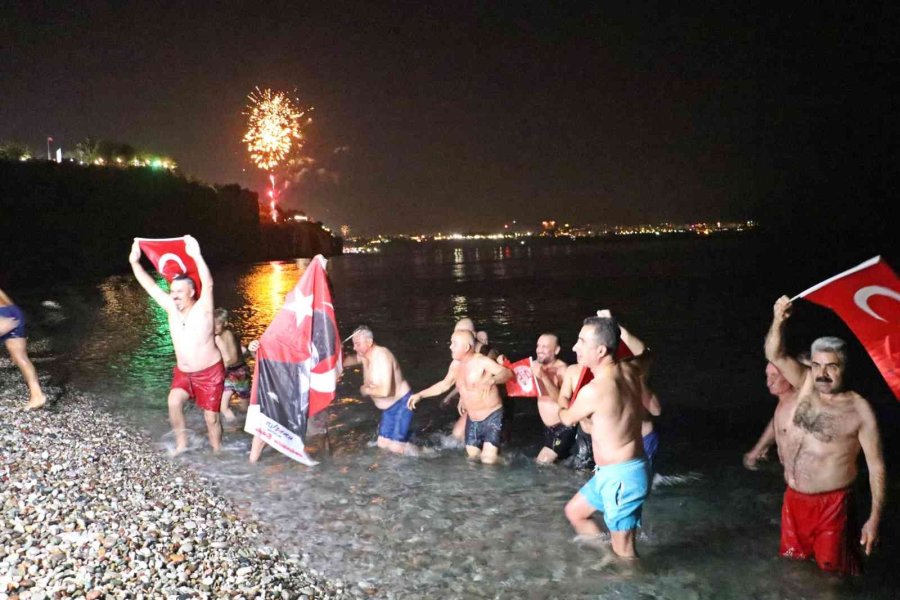 Antalya’da 2023’ü Denize Girerek Karşıladılar