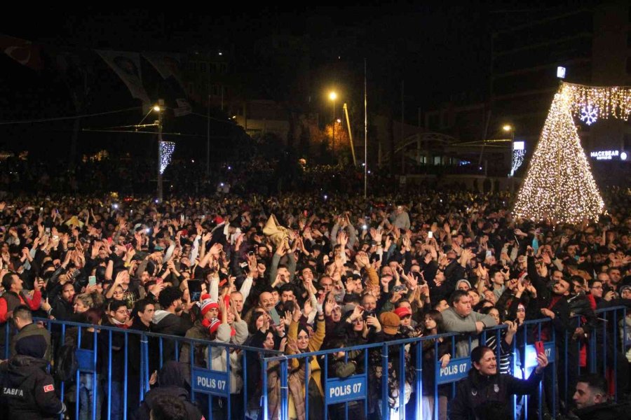 Antalya 2023’e Yapay Kar Yağışı Altında Girdi