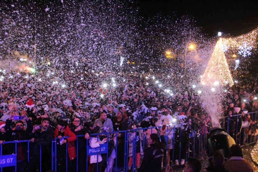 Antalya 2023’e Yapay Kar Yağışı Altında Girdi