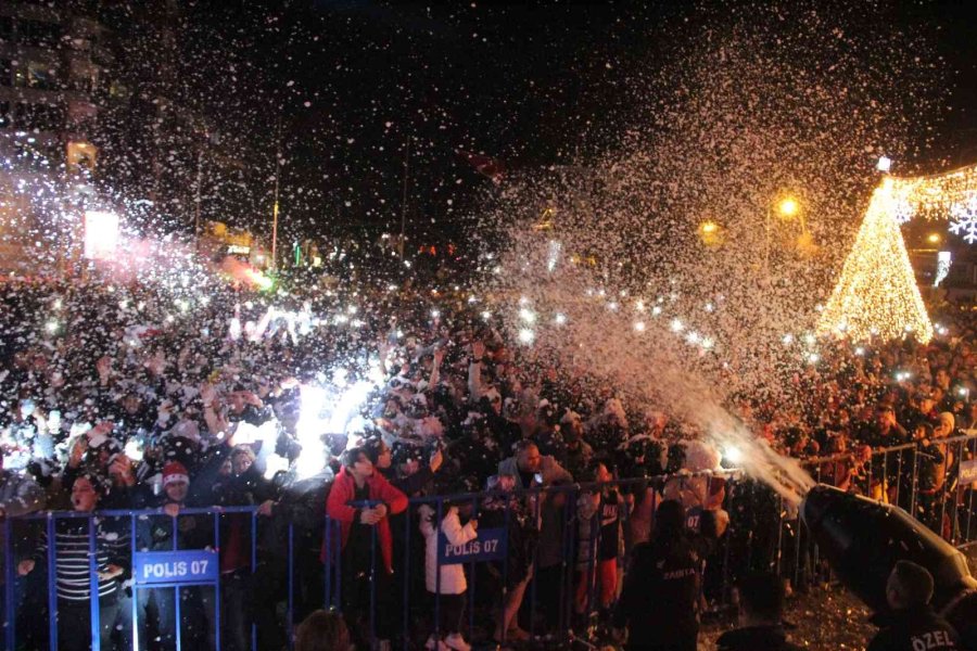 Antalya 2023’e Yapay Kar Yağışı Altında Girdi